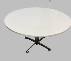 Round breakout table